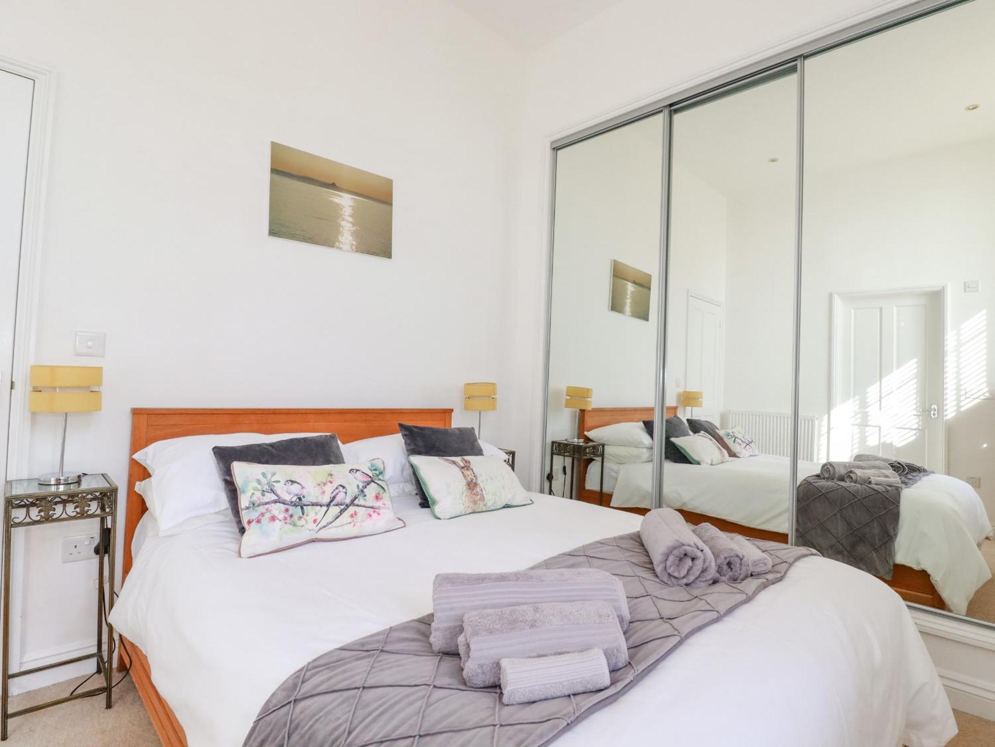 2 Bell Tower Apartment Пензанс Екстериор снимка
